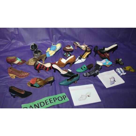 22 Piece Nostalgia And Other Miniature Shoe Figurines Dress Form And Hat - Picture 9 of 11